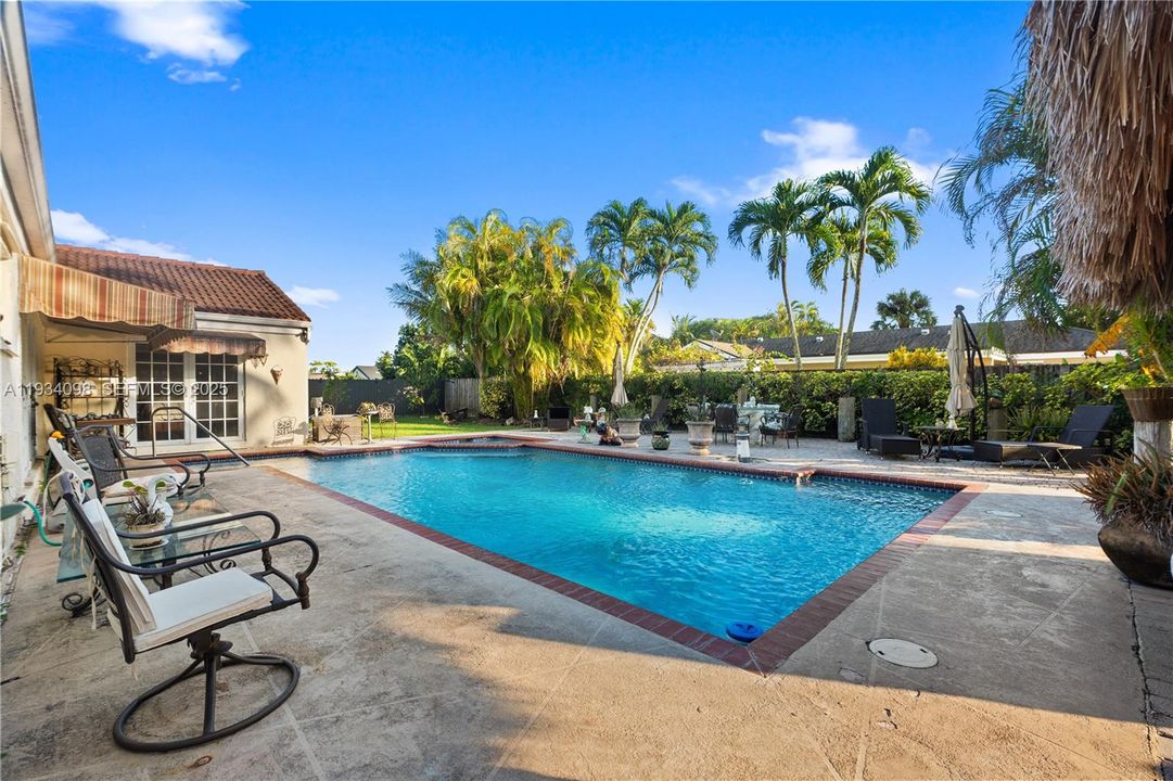 For Sale: $850,000 (3 beds, 2 baths, 1848 Square Feet)