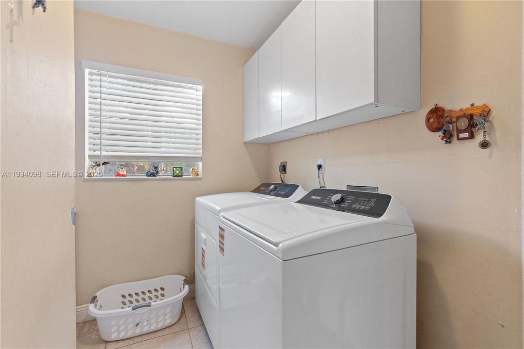 For Sale: $850,000 (3 beds, 2 baths, 1848 Square Feet)