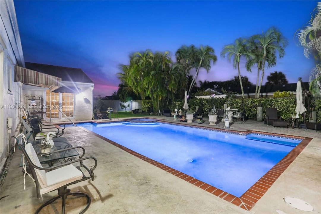 For Sale: $850,000 (3 beds, 2 baths, 1848 Square Feet)