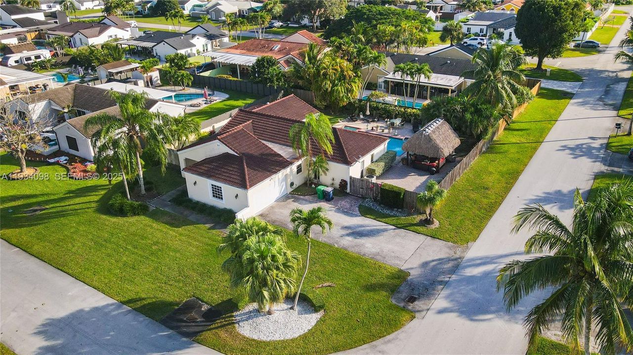 For Sale: $850,000 (3 beds, 2 baths, 1848 Square Feet)