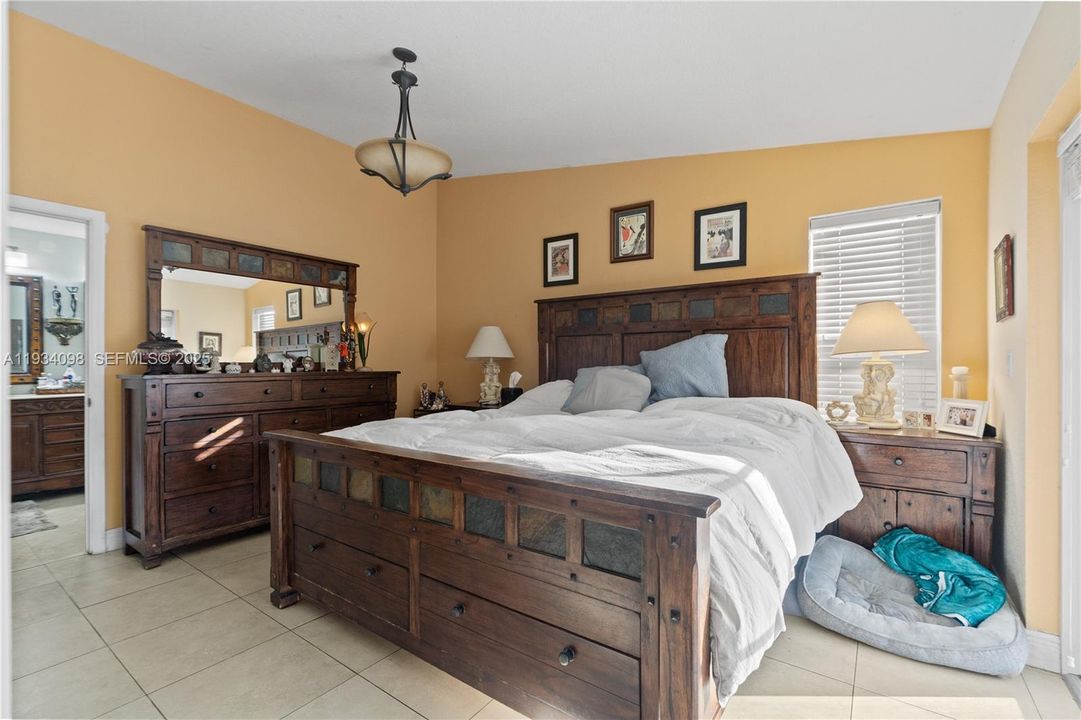 For Sale: $850,000 (3 beds, 2 baths, 1848 Square Feet)