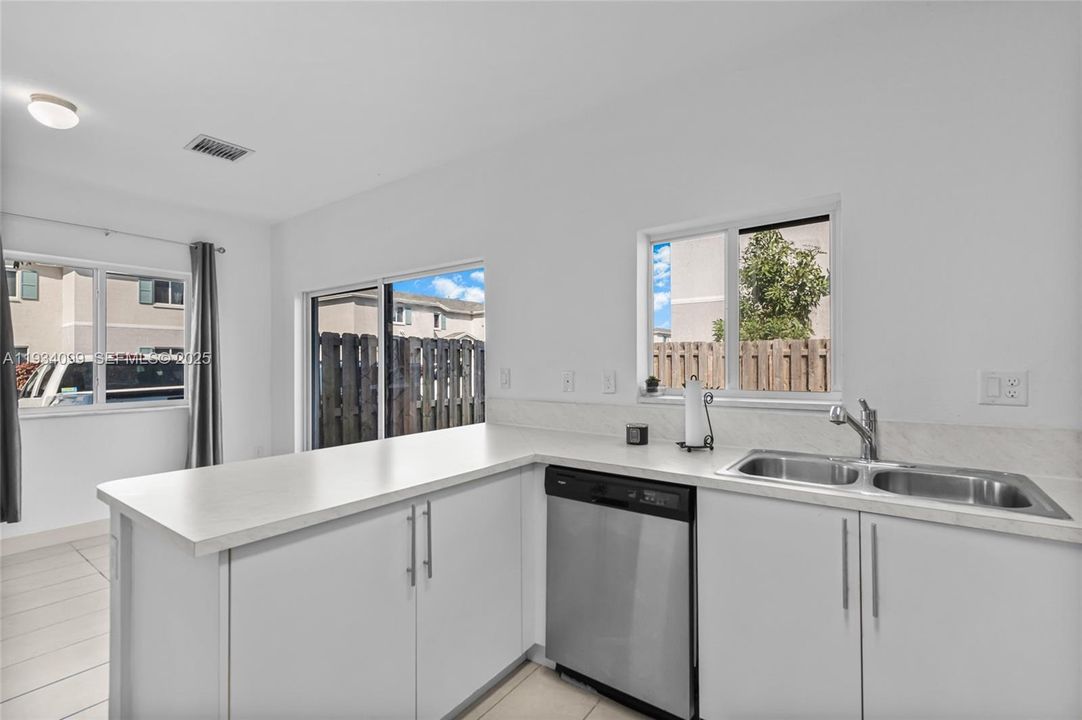 For Rent: $2,600 (4 beds, 3 baths, 1730 Square Feet)