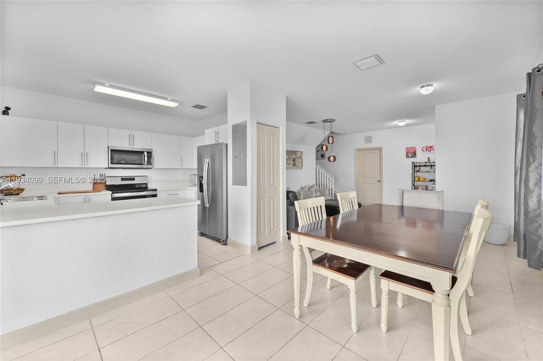 For Rent: $2,600 (4 beds, 3 baths, 1730 Square Feet)