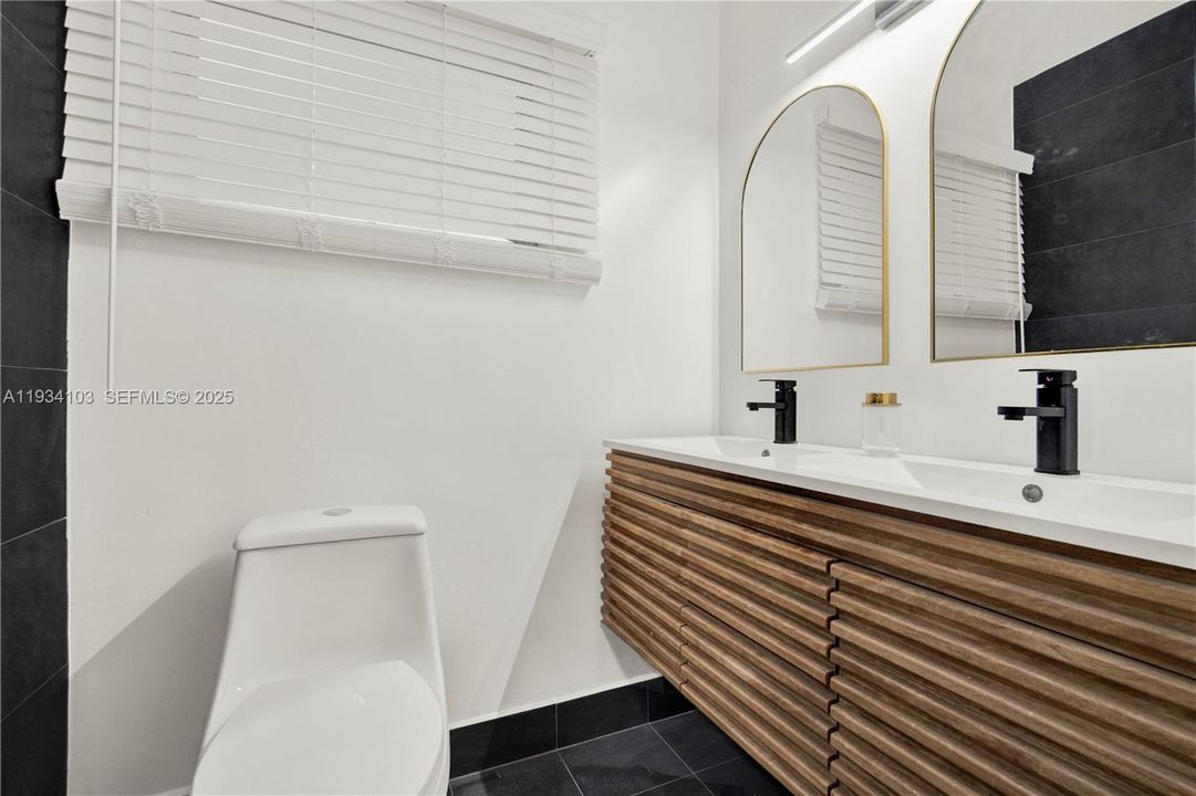 En Venta: $610,000 (3 camas, 3 baños, 1646 Pies cuadrados)