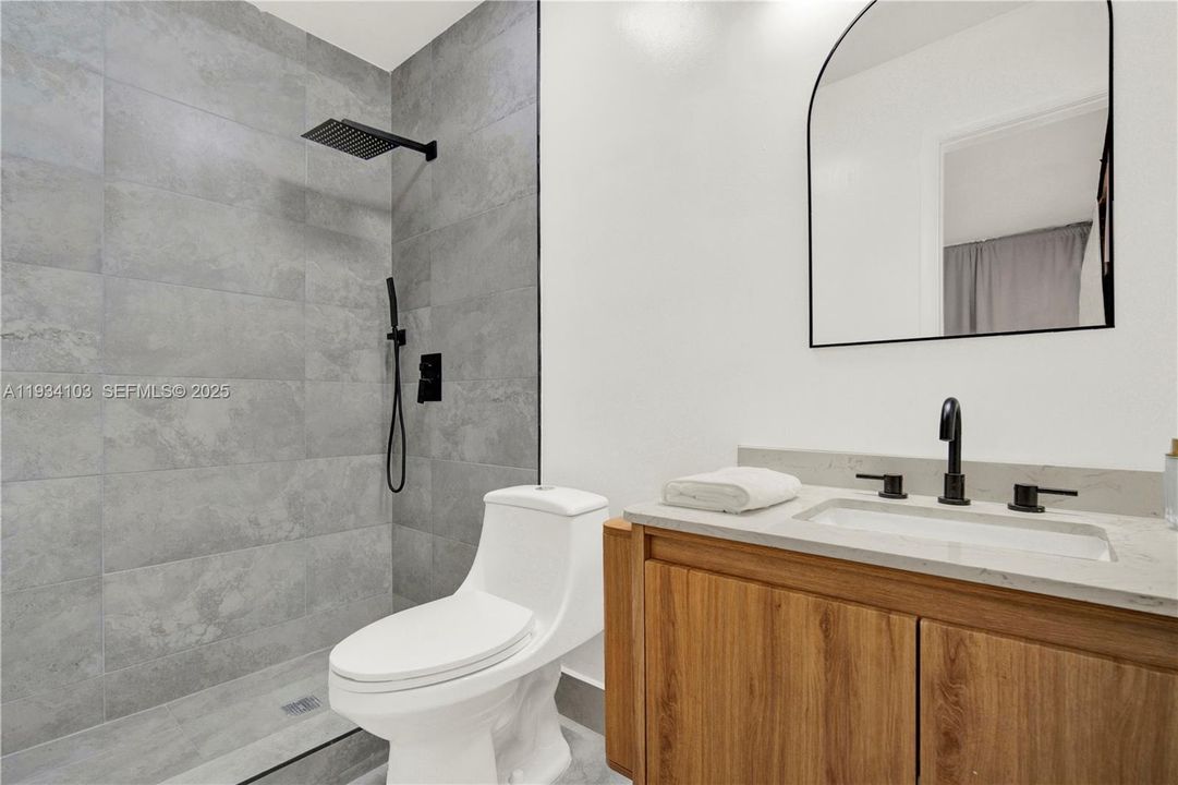 En Venta: $610,000 (3 camas, 3 baños, 1646 Pies cuadrados)