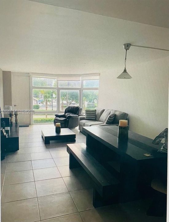 For Rent: $2,450 (2 beds, 2 baths, 1250 Square Feet)