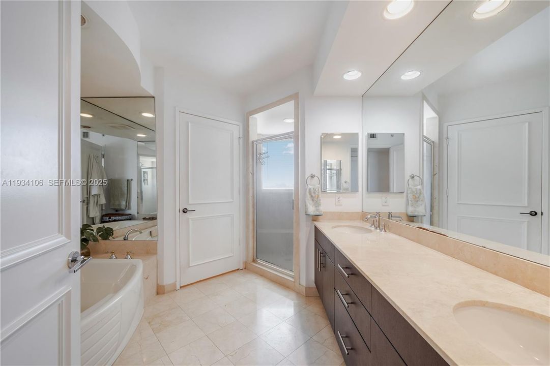 For Rent: $15,977 (3 beds, 4 baths, 3112 Square Feet)