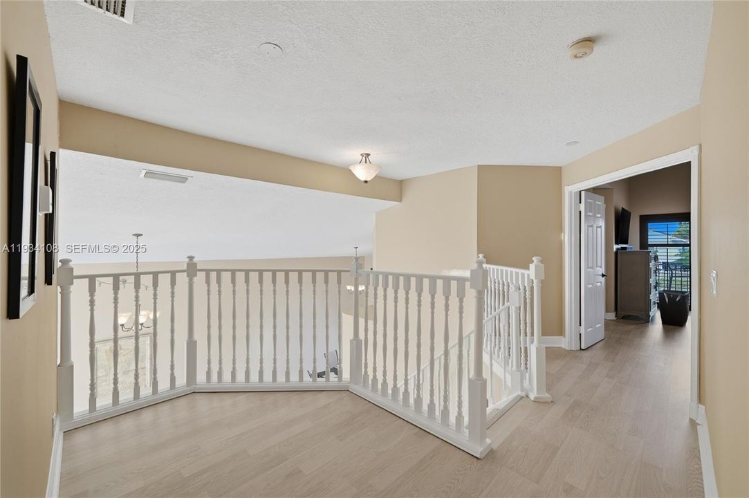 En Venta: $715,000 (4 camas, 3 baños, 2523 Pies cuadrados)