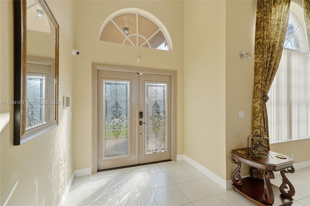 En Venta: $715,000 (4 camas, 3 baños, 2523 Pies cuadrados)