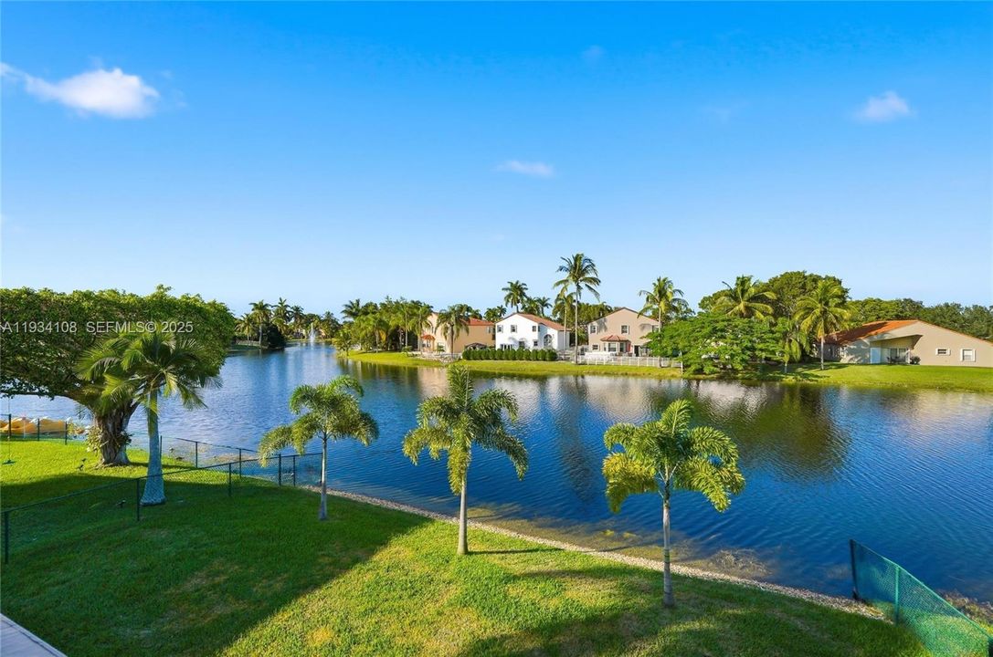 En Venta: $715,000 (4 camas, 3 baños, 2523 Pies cuadrados)