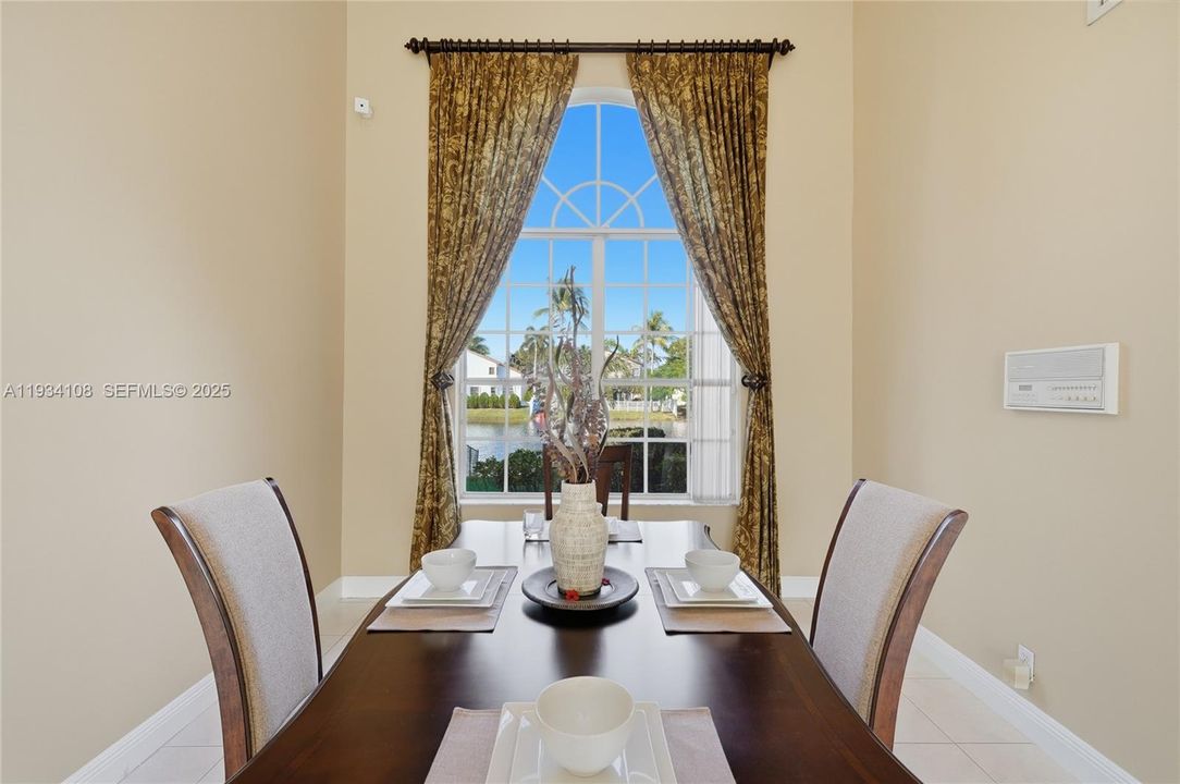 En Venta: $715,000 (4 camas, 3 baños, 2523 Pies cuadrados)