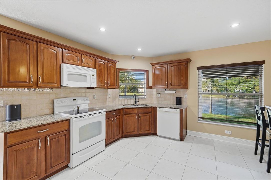 En Venta: $715,000 (4 camas, 3 baños, 2523 Pies cuadrados)