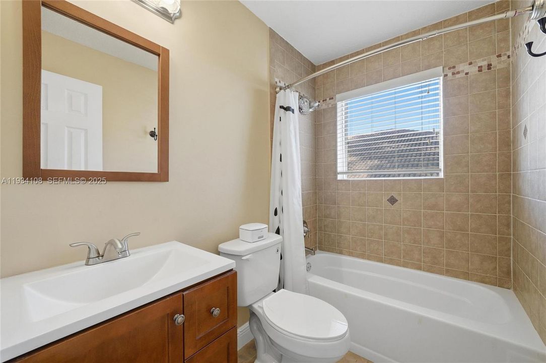 En Venta: $715,000 (4 camas, 3 baños, 2523 Pies cuadrados)