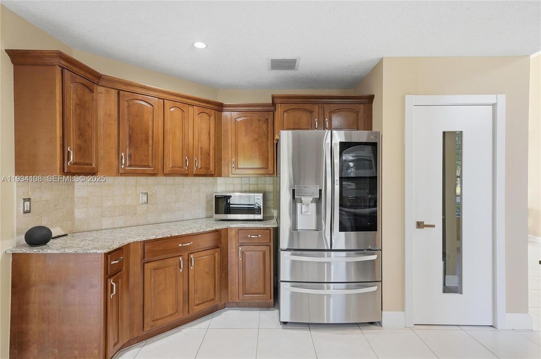 En Venta: $715,000 (4 camas, 3 baños, 2523 Pies cuadrados)