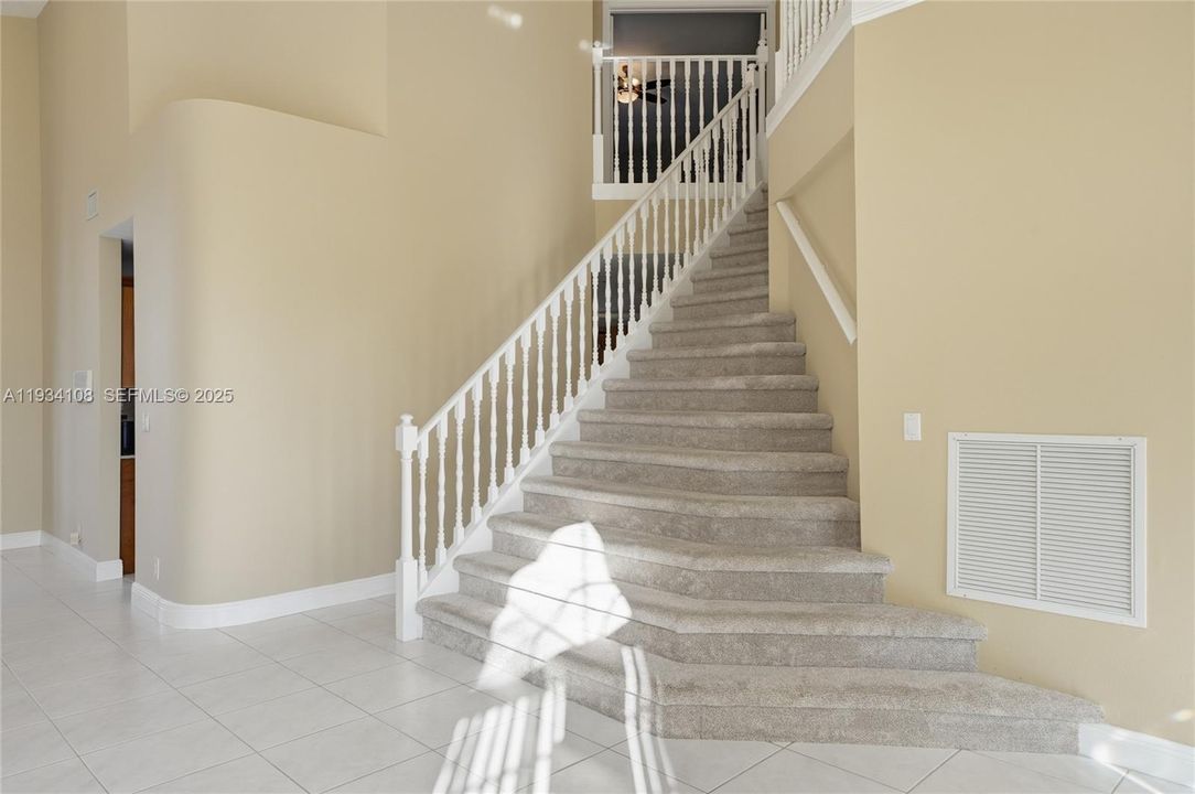 En Venta: $715,000 (4 camas, 3 baños, 2523 Pies cuadrados)