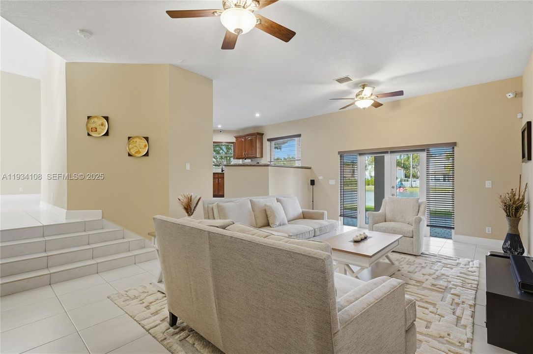 En Venta: $715,000 (4 camas, 3 baños, 2523 Pies cuadrados)