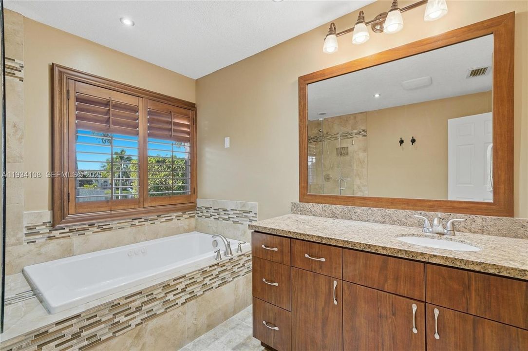 En Venta: $715,000 (4 camas, 3 baños, 2523 Pies cuadrados)