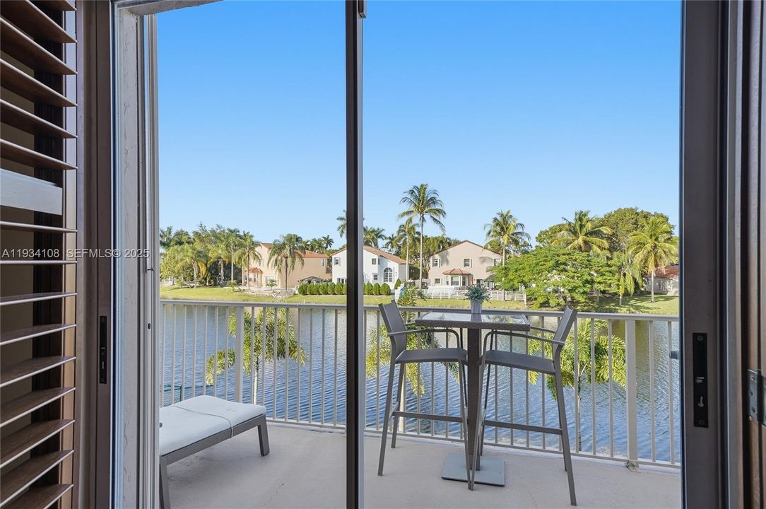 En Venta: $715,000 (4 camas, 3 baños, 2523 Pies cuadrados)