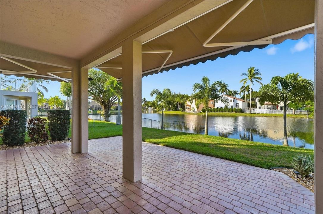 En Venta: $715,000 (4 camas, 3 baños, 2523 Pies cuadrados)