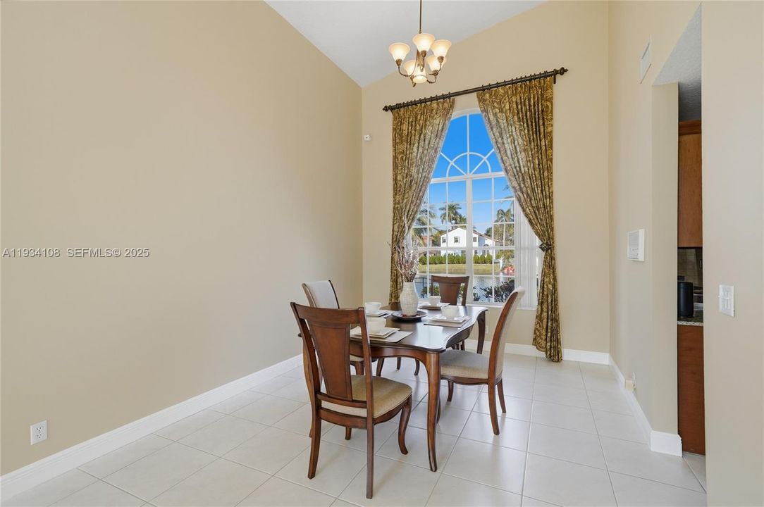 En Venta: $715,000 (4 camas, 3 baños, 2523 Pies cuadrados)