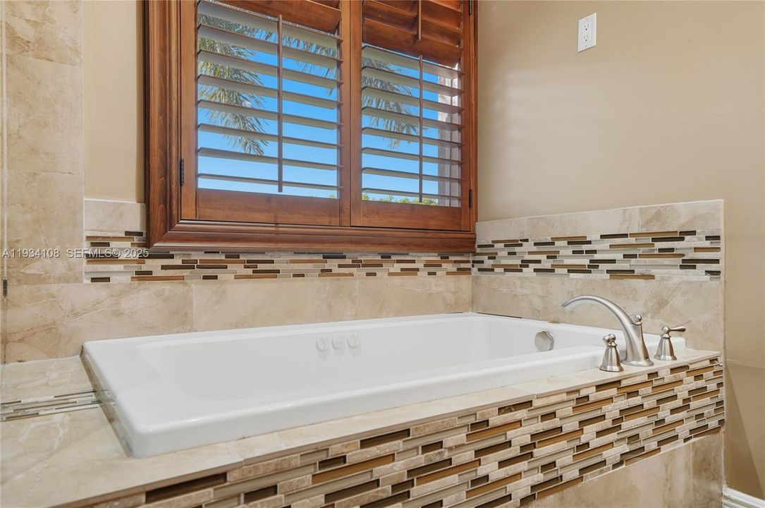 En Venta: $715,000 (4 camas, 3 baños, 2523 Pies cuadrados)