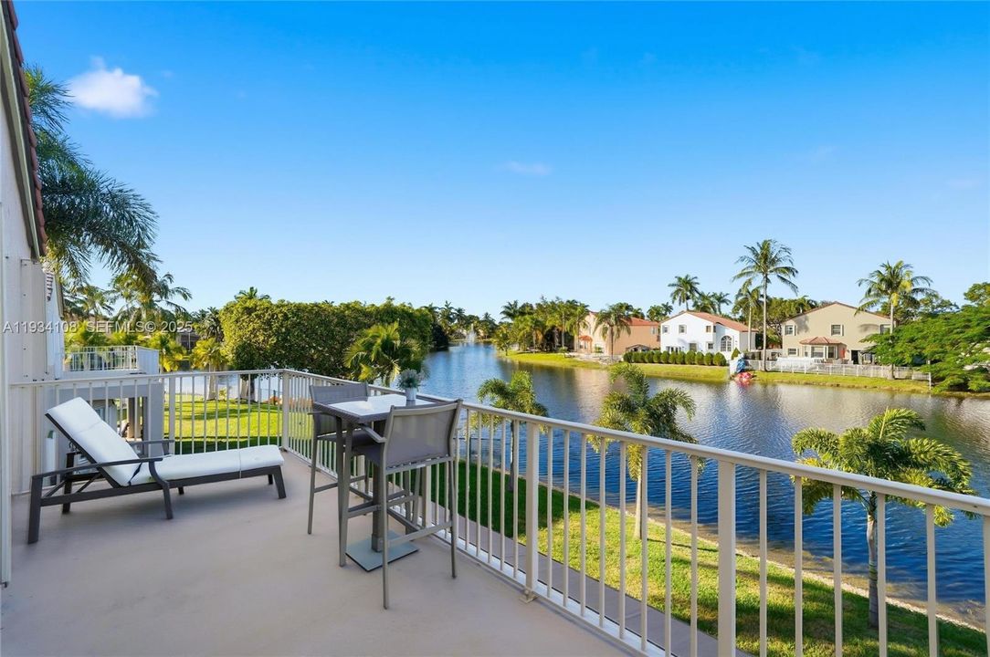 En Venta: $715,000 (4 camas, 3 baños, 2523 Pies cuadrados)