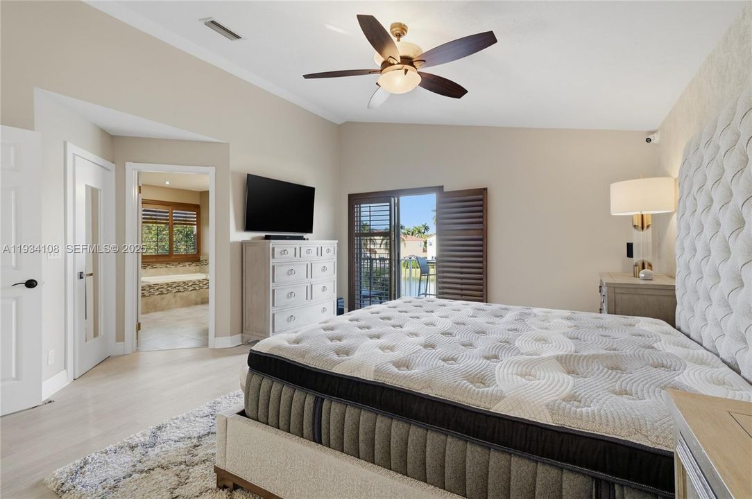 En Venta: $715,000 (4 camas, 3 baños, 2523 Pies cuadrados)