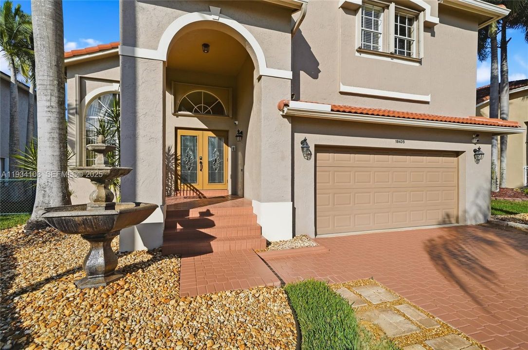 En Venta: $715,000 (4 camas, 3 baños, 2523 Pies cuadrados)