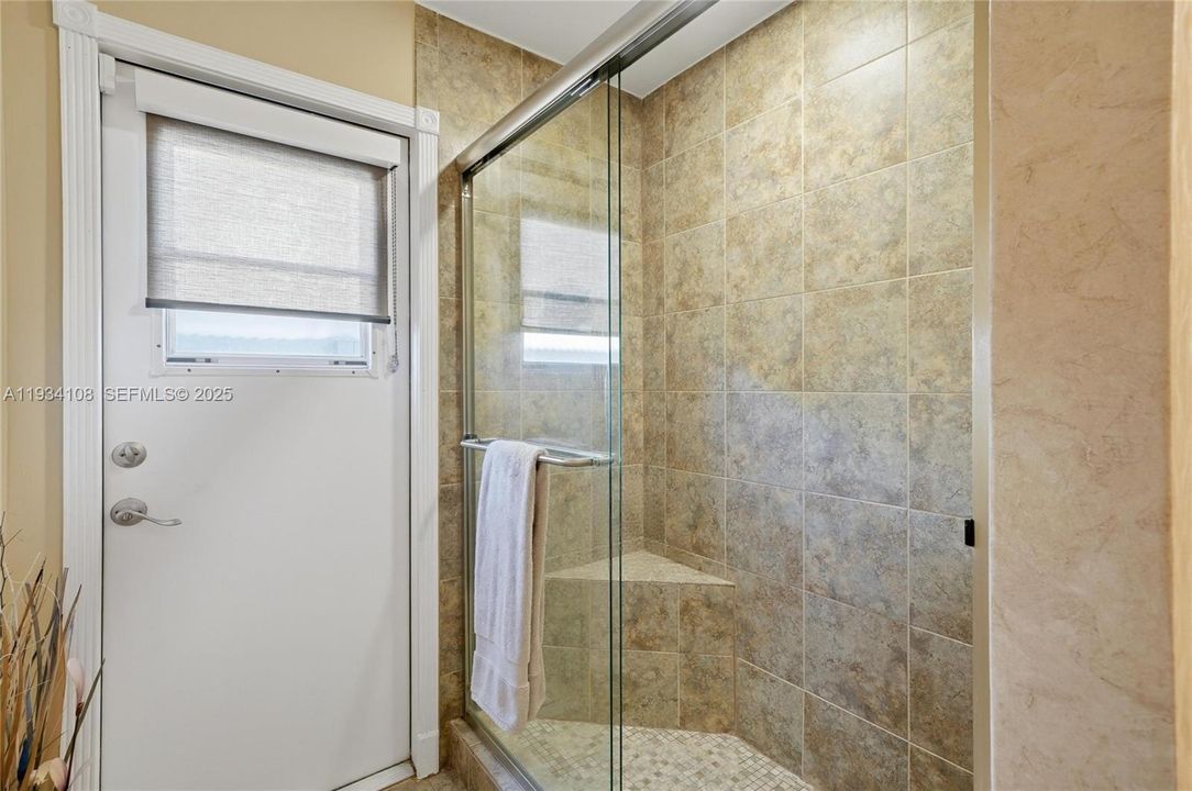 En Venta: $715,000 (4 camas, 3 baños, 2523 Pies cuadrados)