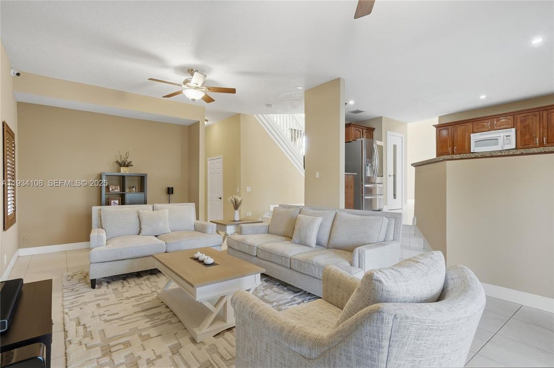 En Venta: $715,000 (4 camas, 3 baños, 2523 Pies cuadrados)