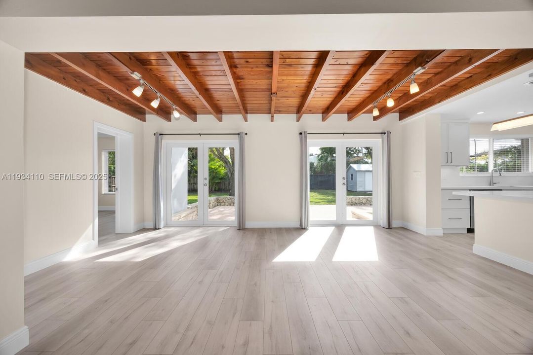 出租: $7,500 (3 贝兹, 2 浴室, 1938 平方英尺)