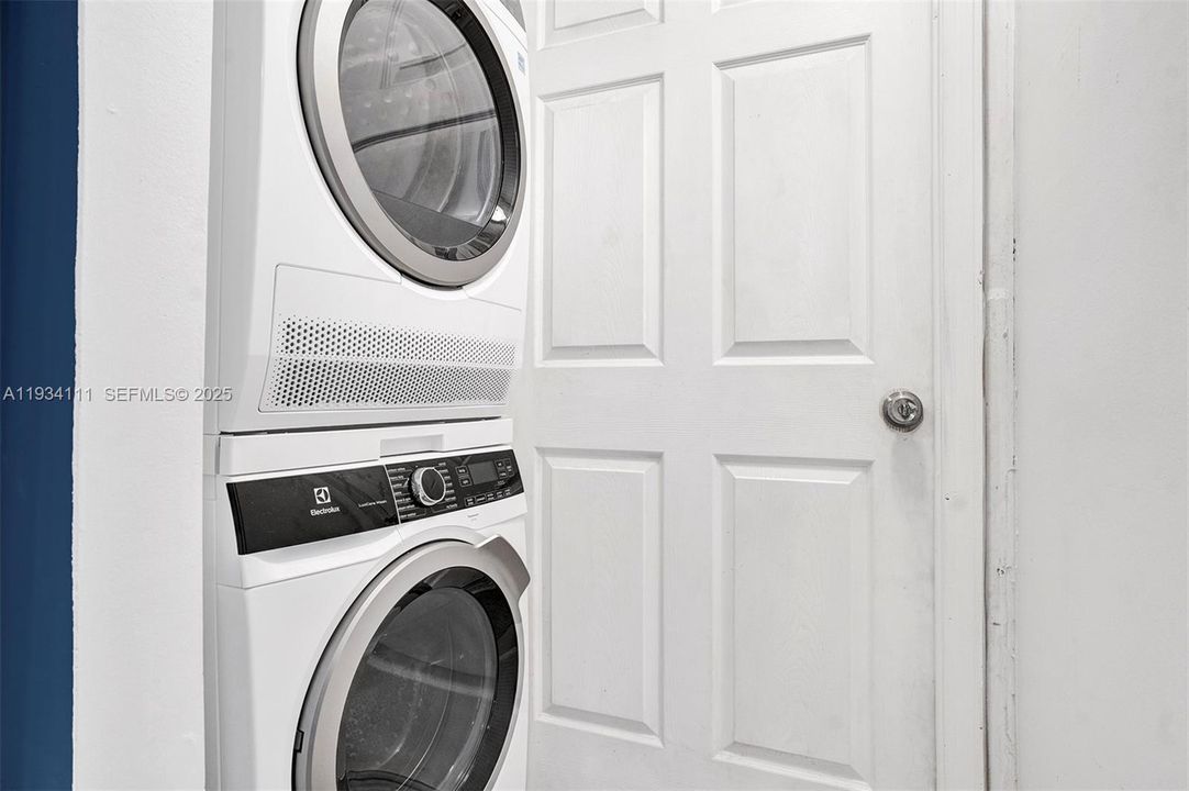 For Rent: $3,000 (2 beds, 2 baths, 1144 Square Feet)