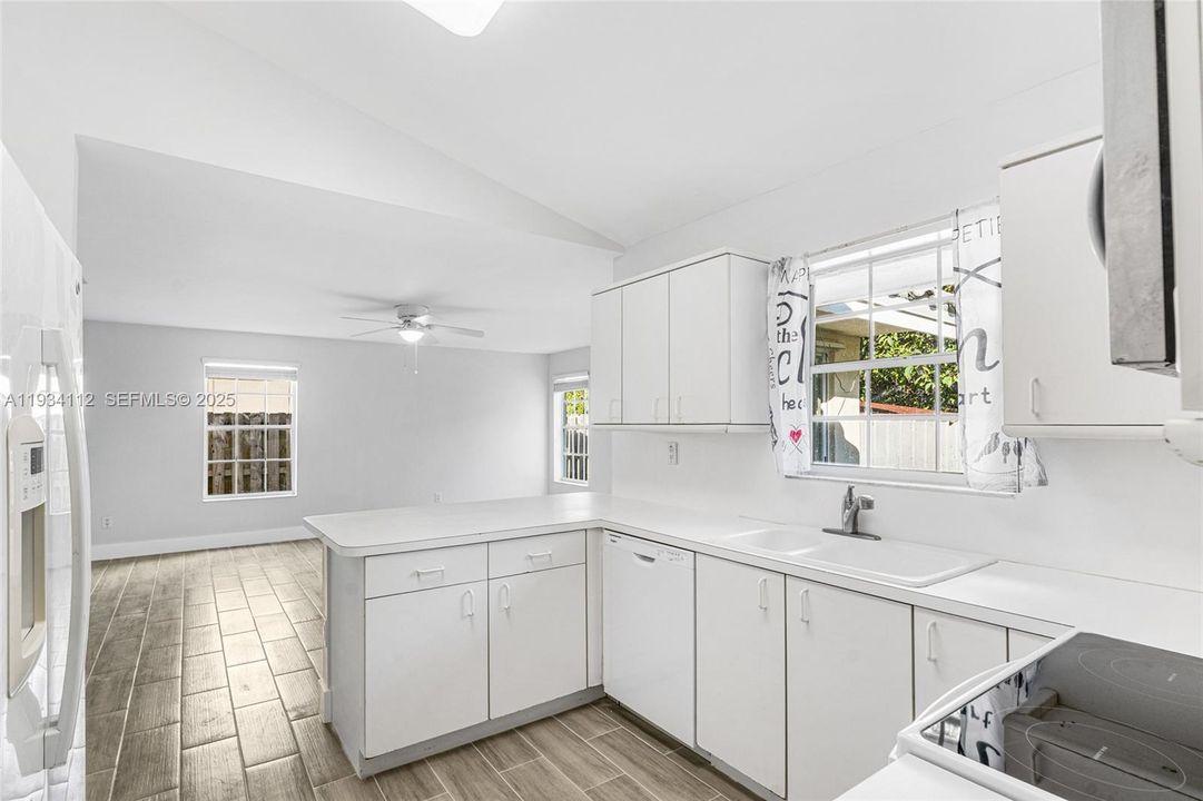 For Rent: $3,200 (3 beds, 2 baths, 1690 Square Feet)