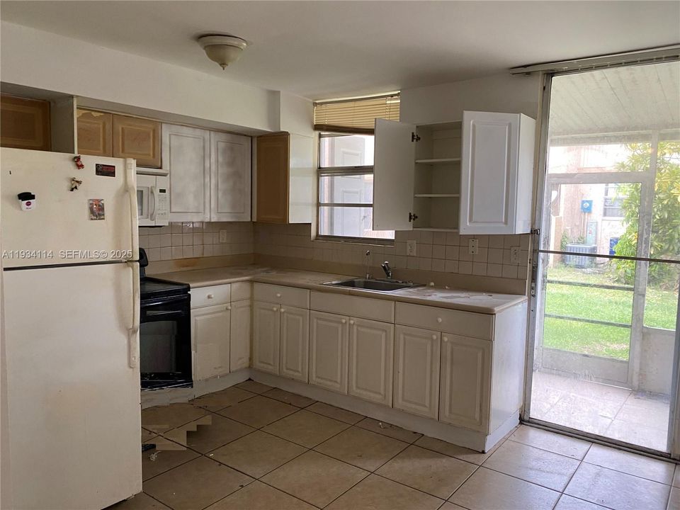 For Rent: $1,950 (2 beds, 1 baths, 760 Square Feet)