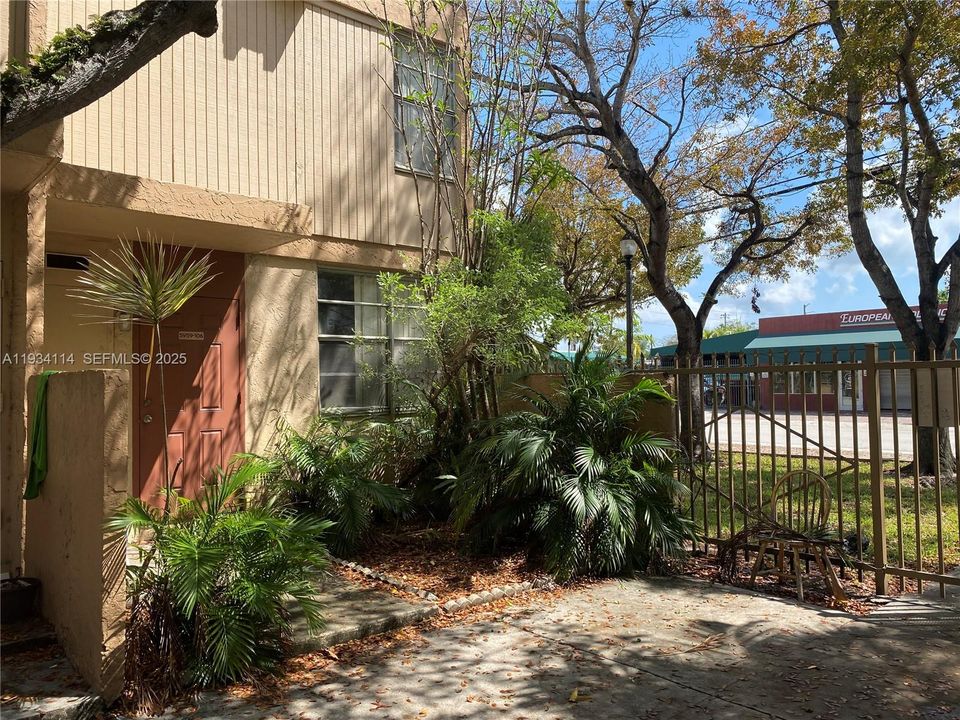 For Rent: $1,950 (2 beds, 1 baths, 760 Square Feet)