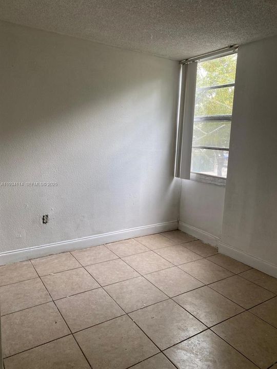 For Rent: $1,950 (2 beds, 1 baths, 760 Square Feet)