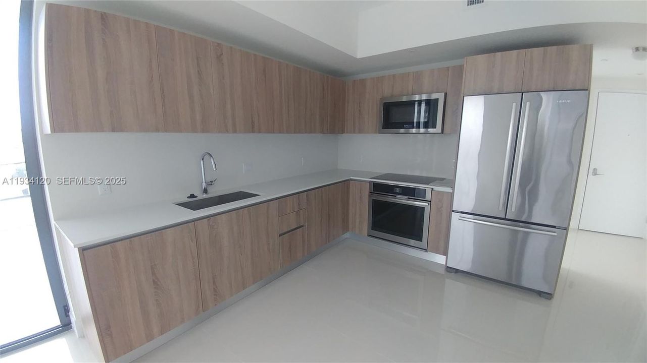 For Sale: $625,000 (1 beds, 2 baths, 937 Square Feet)