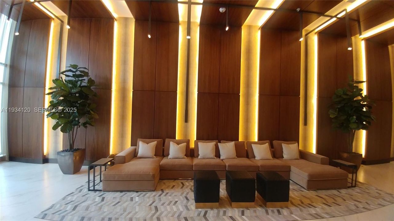 For Sale: $625,000 (1 beds, 2 baths, 937 Square Feet)