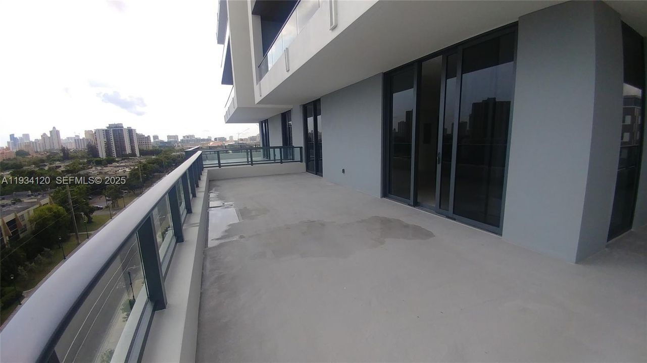 For Sale: $625,000 (1 beds, 2 baths, 937 Square Feet)