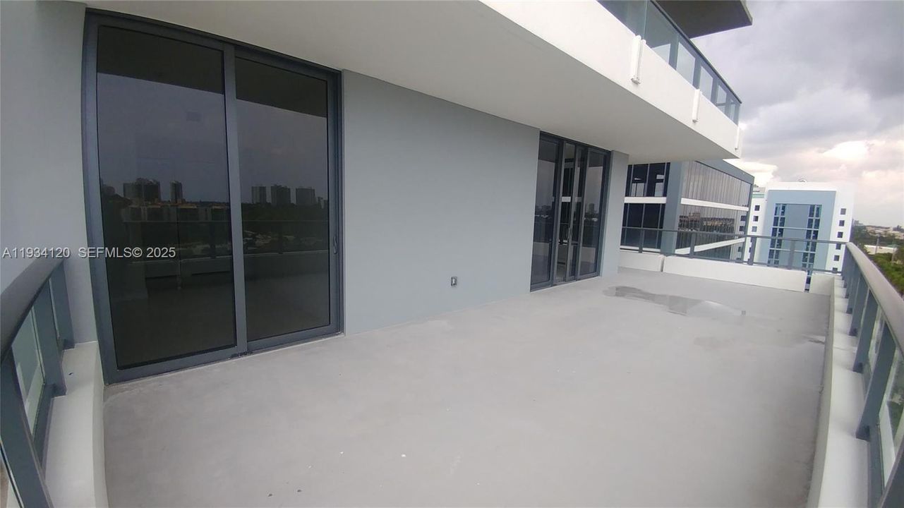 For Sale: $625,000 (1 beds, 2 baths, 937 Square Feet)