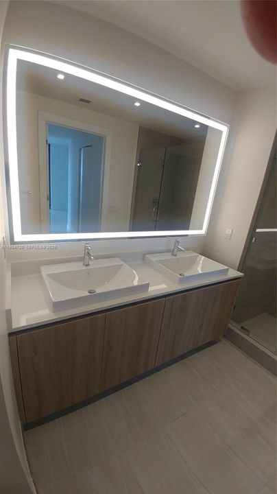 For Sale: $625,000 (1 beds, 2 baths, 937 Square Feet)