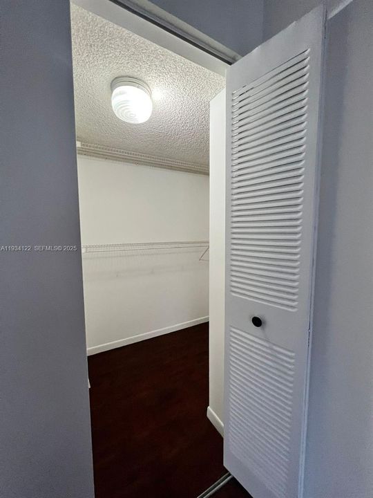 For Sale: $302,000 (2 beds, 2 baths, 845 Square Feet)