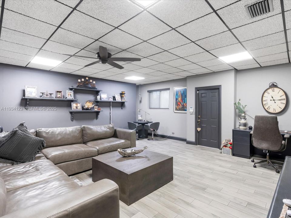 На продажу: $3,750,000 (5 спален, 3 ванн, 3718 Квадратных фут)