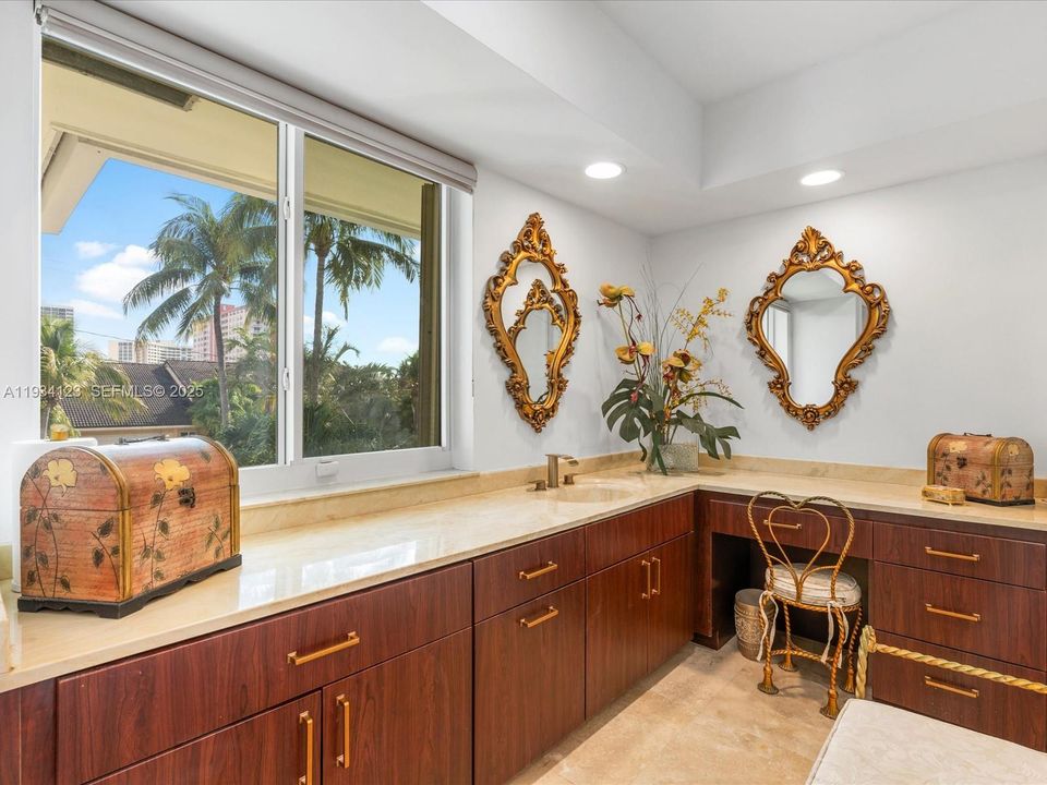 На продажу: $3,750,000 (5 спален, 3 ванн, 3718 Квадратных фут)