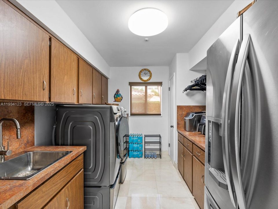 На продажу: $3,750,000 (5 спален, 3 ванн, 3718 Квадратных фут)