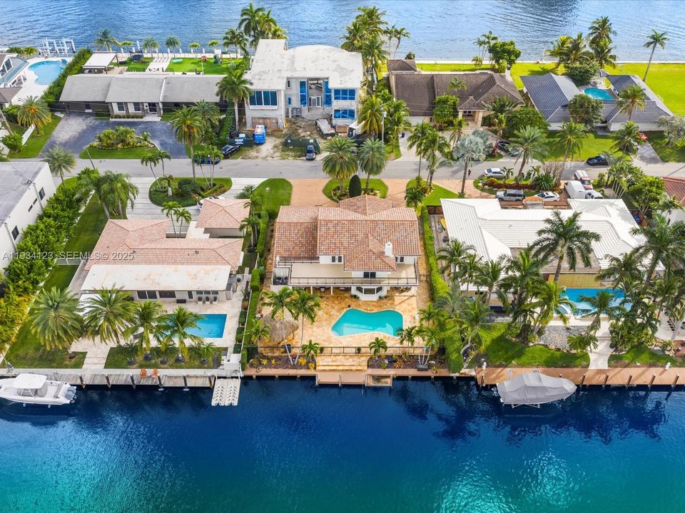 На продажу: $3,750,000 (5 спален, 3 ванн, 3718 Квадратных фут)