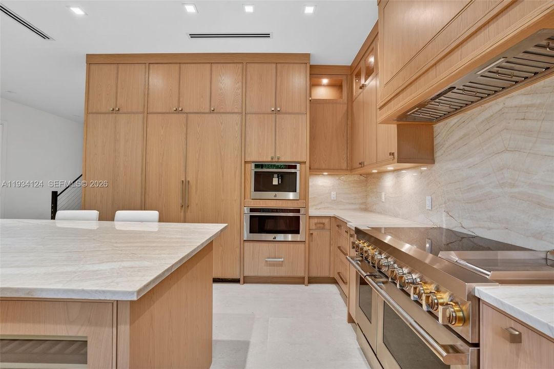 На продажу: $3,489,000 (4 спален, 4 ванн, 3688 Квадратных фут)
