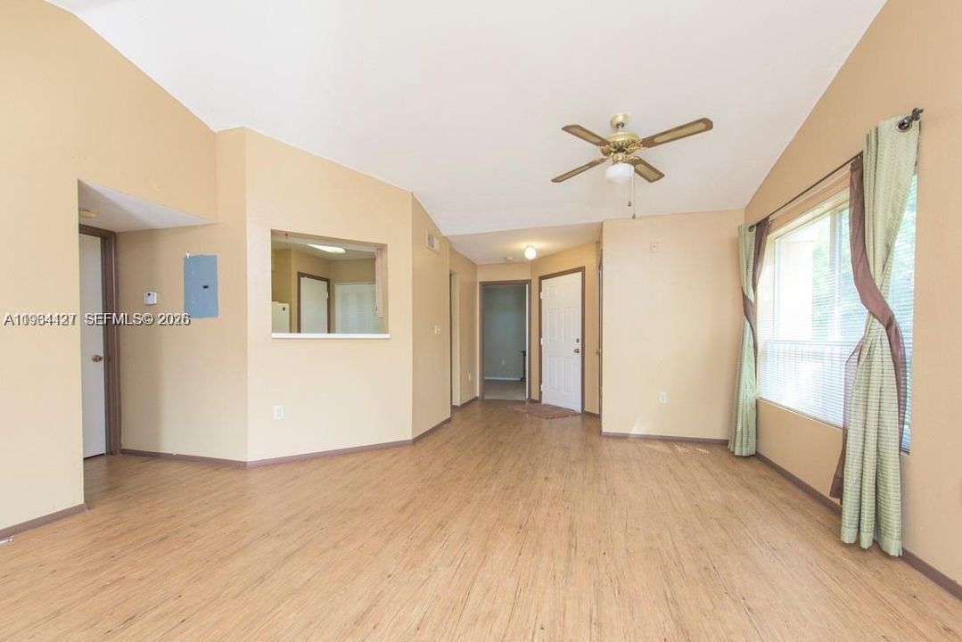 待售: $220,000 (2 贝兹, 2 浴室, 1241 平方英尺)