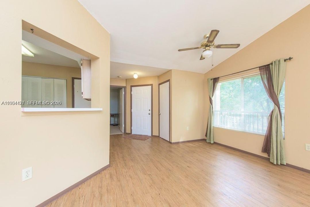 待售: $220,000 (2 贝兹, 2 浴室, 1241 平方英尺)