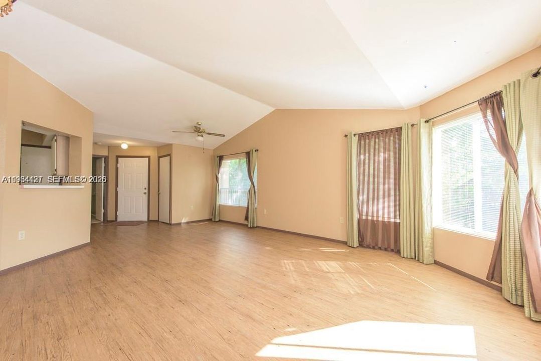 待售: $220,000 (2 贝兹, 2 浴室, 1241 平方英尺)